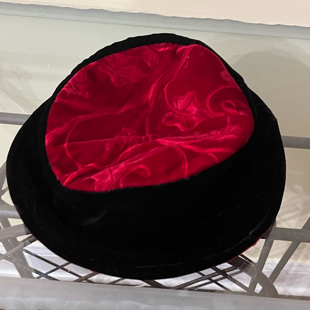 Black and Red Velvet Kabuki Hat